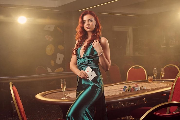 Dealer casino live mengatur permainan kartu di studio dengan suasana elegan