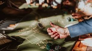Mesin slot digital dengan tampilan warna-warni dan fitur bonus interaktif